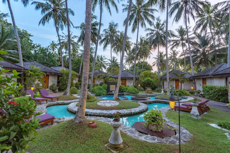 Bandos Maldives — resort grounds (photo 6 of 8)