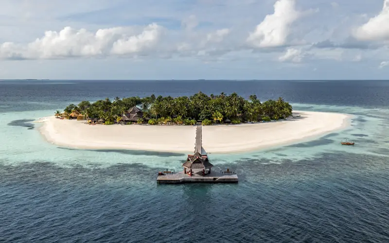 Banyan Tree Vabbinfaru — aerial view (photo 1 of 8)
